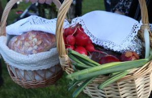 BLAGOSLOV HRANE Zahvaljujemo na hrani i zazivamo božji blagoslov