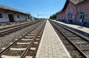 Opasna situacija na željezničkom kolodvoru: Zbog blokiranja prolaza djeca preskakala između vagona