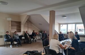 Žene Male Bune uz umirovljenike za zdravlje svojih sumještana