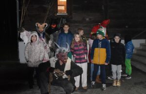 FOTO Krampusi na oduševljenje djece prošetali Gudcima uz Svetog Nikolu