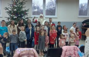 Djed Božićnjak stigao u Cerovski Vrh: Adventsko druženje razveselilo 40 mališana