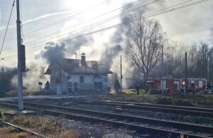 FOTO Upravo: Gori željezničkarska kuća kod pruge u Turopolju