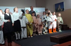 Održana prva dječja predstava “Djed i repa” u Kravarskom