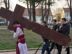 Krizmanici NBDM scenskim prikazom Muke Gospodnje predvodili križni put