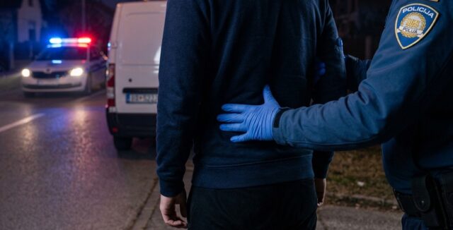 tučnjava policija ai