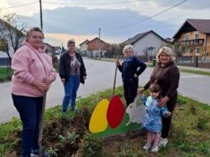 Zajedništvo generacija u Kučama: Žene i umirovljenici ukrasili mjesto za Uskrs