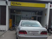 FOTO VIJEST: Parkirao ‘mečku’ ispred samog ulaza u poštu