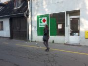 FOTO VIJEST Na Trgu kralja Tomislava sa zgrade padaju dijelovi fasade