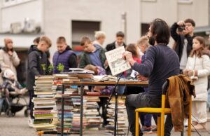 FOTO Performans Vjerana Vukašinovića “Kako čitati korovu?” okupio građane na Galženici