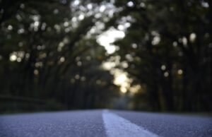 UPOZORENJE VOZAČIMA: Izuzetno skliska cesta prema Pokupskom, opasnost od nesreća