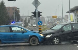FOTO “Poljubili” se kod Zubaka: Prometna nesreća na ulazu u grad