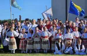 FOTO Bogatstvo tradicije: Održano 21. Ivanje u Novom Čiču uz deset folklornih skupina iz Hrvatske i regije