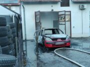 FOTO Zapalio cigaretu tijekom popravka: Renault potpuno izgorio, a mladić teško ozlijeđen