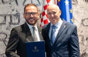Uručen ugovor gradonačelniku Ačkaru: Velika Gorica dobiva milijune eura za uređenje parkova i školskih dvorišta