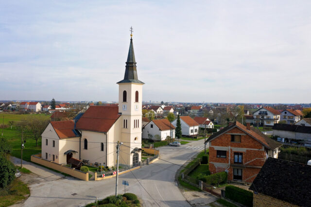 1Župna-crkva-Sveta-Tri-Kralja-Donja-Lomnica-1