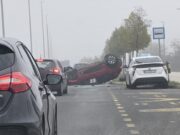 FOTO Prometna nesreća teretnog i osobnog vozila, automobil završio na krovu