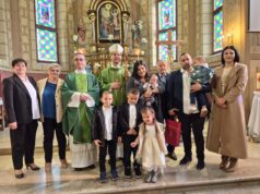 Biskup Kovač krstio peto dijete obitelji Landeka u župi Navještenja Blažene Djevice Marije u Velikoj Gorici
