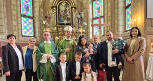 Biskup Kovač krstio peto dijete obitelji Landeka u župi Navještenja Blažene Djevice Marije u Velikoj Gorici