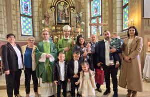Biskup Kovač krstio peto dijete obitelji Landeka u župi Navještenja Blažene Djevice Marije u Velikoj Gorici