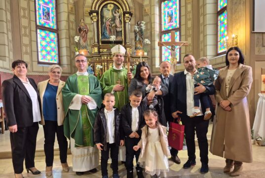 Biskup Kovač krstio peto dijete obitelji Landeka u župi Navještenja Blažene Djevice Marije u Velikoj Gorici