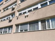 Građani, zar stvarno? Prestanite bacati hranu i smeće s balkona zgrada na ulicu i u parkove